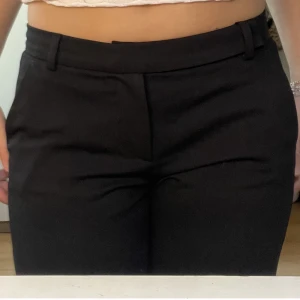 Svart lågmidjade kostymbyxor  - Skit snygga lågmidjade kostymbyxor som tyvärr inte kommer till användning längre. Dom är från märket Mexx och är storlek 34  skulle säga att dom sitter mer som en S