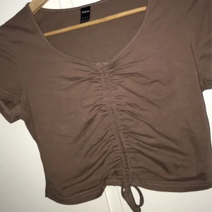 Top - Fin top, går att dra banden och göra den kortare eller längre