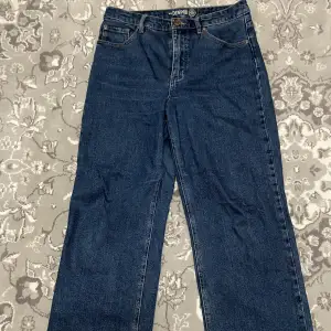 Ett par blåa baggy jeans rak modell.