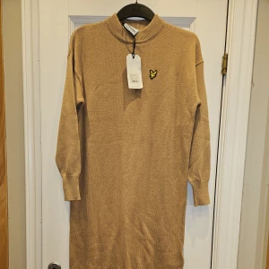 Lyle&Scott, klänning, höst - Superfin Oanvänd Lyle&Scott klänning. Inte min storlek längre. Passar vid olika tillfällen 😀