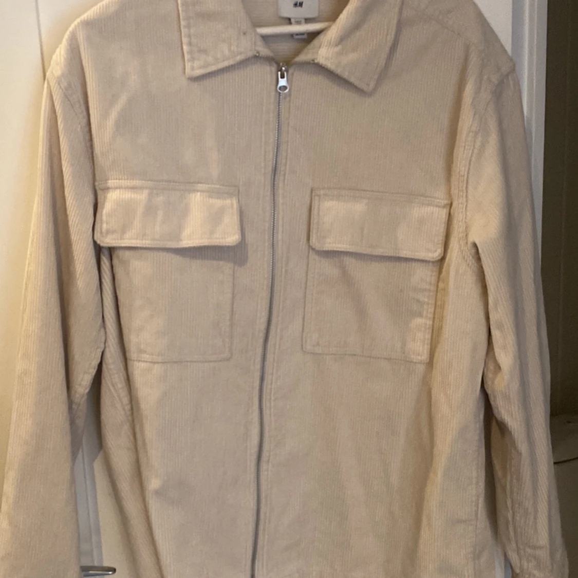 Beige overshirt i stl M