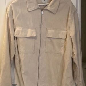 Beige overshirt i stl M - Säljer nu en overshirt som var för stor för mig i stl M, passar även stl L.