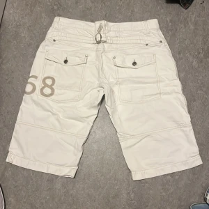 Snygga shorts - Oanvända bara testade. Ytterbenslängd~61cm Innerbenslängd~37cm Midja~42cm Står 34 men passar 32, går att justera.