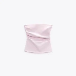 Topp zara - Snygg festtopp från zara. Samma som första bilden men jag säljer i vit 💕Endast använd en gång!