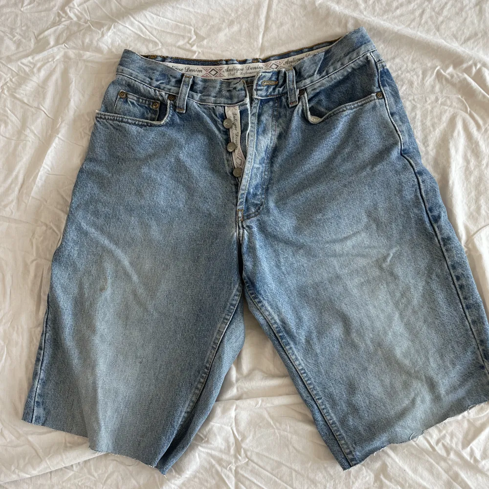 Jeansshorts klippta från vintage jeans från peak performance. Snygga och bekväma. Oklart med storlek men passar M och L. Jeans & Byxor.