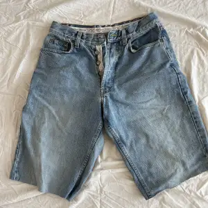 Jeansshorts klippta från vintage jeans från peak performance. Snygga och bekväma. Oklart med storlek men passar M och L