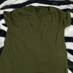 Grön t-shirt - Köpte den i new yorker, jättefin färg och textur 