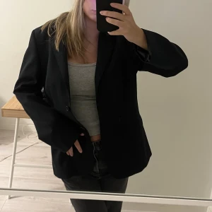 Kavaj - Säljer denna snygga kavaj då jag har flera och därav behöver sälja några av dem! Den är köpt på secondhand men är i väldigt bra skick! Vet inte vad storleken är men den sitter litw oversize på mig som brukar ha XS/S. Hör av er vid frågor!💕🫶🏻