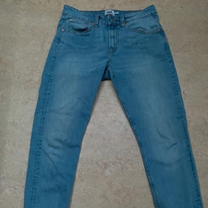 Jeans - Jeans som är använda ett fåtal gånger. Sköna i storleken (M) och passar till det mesta. Pris: 100, kan diskuteras vid snabb affär!