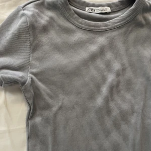 Grå tshirt - T-shirt från zara använd väldigt få gånger 🍬