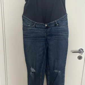 Mamma jeans  - Mamma jeans från H&M, använda ett par gånger. Fint skick, väldigt bekväma.