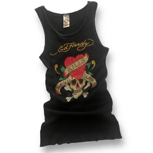 Ed hardy linne - Är inte helt 100 på om jag vill sälja därav det höga priset, om nån är villig att köpa för priset jag satt så köp! Men går tyvärr inte ner mer :/ sååå fin!! Är strl xs-m, ganska stretchig men sitter ändå tajt 🩵