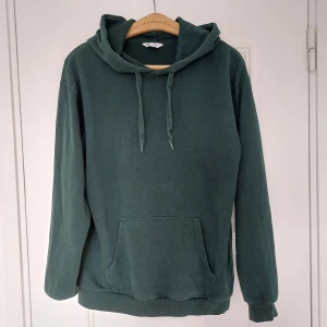 Hoodie - Mörkgrön hoodie från cubus. Fint skick. Är Xs men sitter oversized och skulle passa upp till M.