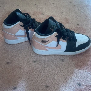 Jordans mid  - Säljer dessa jordans mid just för att jag inte använder de längre, har använt de ungefär 2 gånger. Original pris 2000 kr säljer för 1000 kr 💗