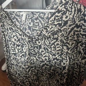 Fin sval blus  - Oanvänd, svart-vit, sval blus. Stora, puffiga armar Storlek : XL (Katt finns i hemmet)