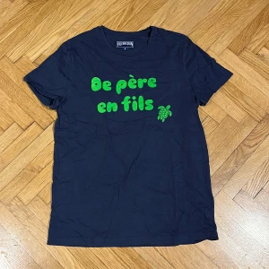 Vilebrequin t-shirt blå med tryck - Snygg t-shirt, aldrig använd i princip. Köpt i st tropez.