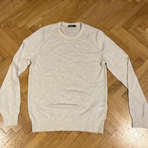 Tiger of Sweden vit rundhalsad tröja - Benvit rundhalsad, tunn fin ull, aldrig använd. Storlek M.