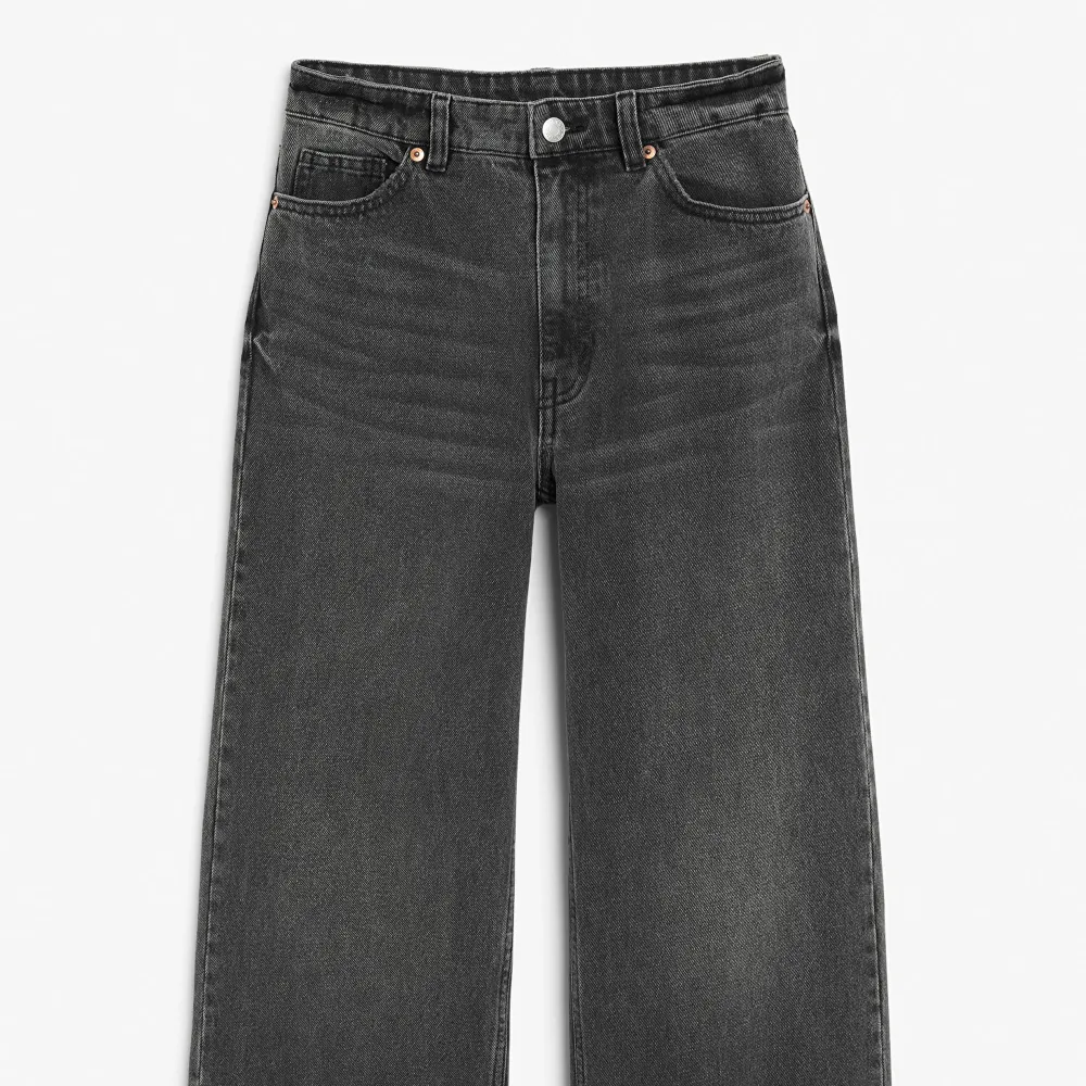 Wide leg high waist jeans från Monki i modellen Yoko! Supersnygga och sitter superbra💫. Jeans & Byxor.