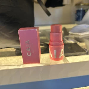 Caia blush stick  - Caia blush stick i färgen Cotton Candy! Enbart testad 1 gång men passade inte riktigt mig! 🩷nypris: 225, först till kvarn!
