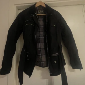Barbour jacka - Denhär är tjockare och varmare än ordinarie barbour jackorna. 
