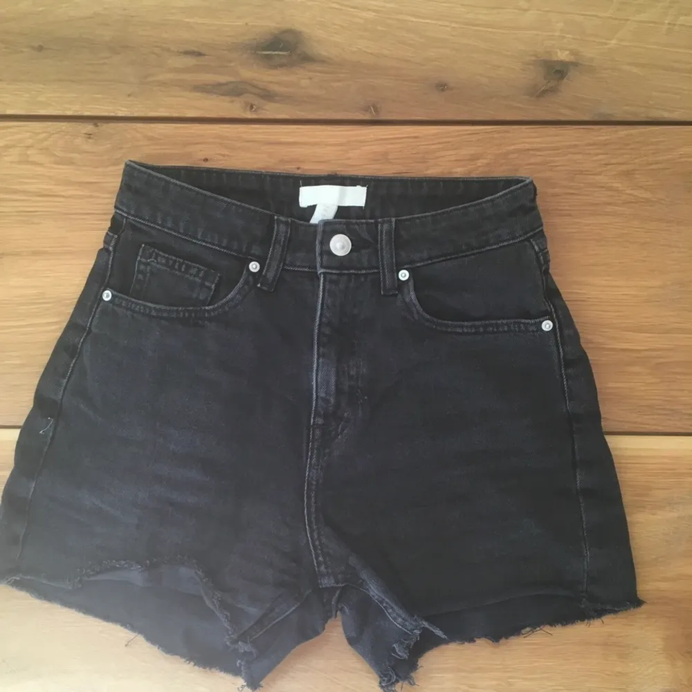 Svarta shorts från H&m liten reva på framsidan men den är mycket liten…. Shorts.