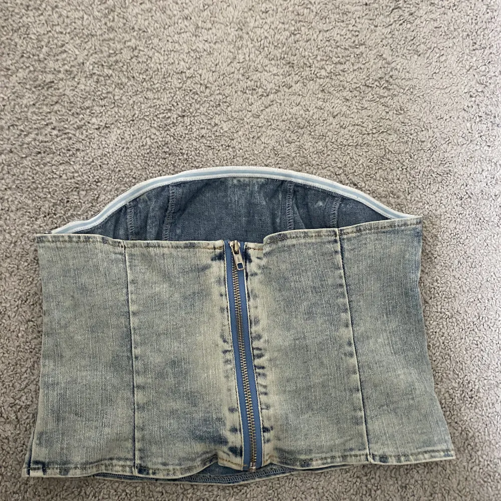 Jeans topp i storlek M, stretchig i tyget och sitter skit snyggt. Den har helt ny då den inte hunnit komma till användning. Toppar.