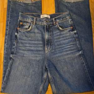 Säljer dessa par jättesnygga zara jeans i st 34, jättebra stick knappt använda 💕💕
