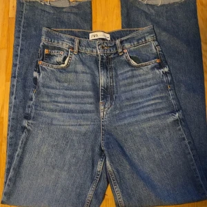 Zara jeans  - Säljer dessa par jättesnygga zara jeans i st 34, jättebra stick knappt använda 💕💕