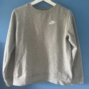Säljer min Nike sweatshirt skick 9/10 använt fåtal gånger men är för liten nu. Ny pris 600