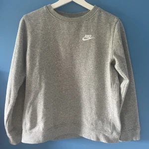 Nike sweatshirt  - Säljer min Nike sweatshirt skick 9/10 använt fåtal gånger men är för liten nu. Ny pris 600