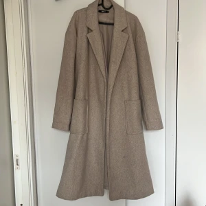 Kappa från Gina tricot  - Fin kappa som är i bra skick! Lite tjockare kvalitet vilket passar perfekt till vintern eller lite kallare höst väder. Vid fler frågor är det bara att skriva. Priset kan diskuteras vid snabb affär! 