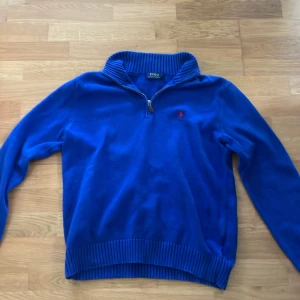 Ralph lauren Half zip Blå - Nästen Helt ny Ralph lauren half zip hoddie i blå, Den är helt felfri, Passar längd: cirka 175cm. 