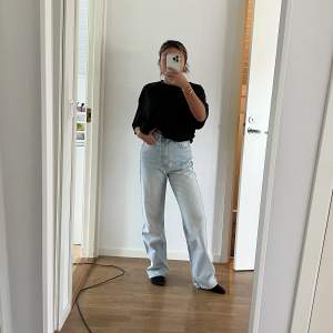 Snygga jeans från weekday i modellen Rowe! Storlek w25 och l30