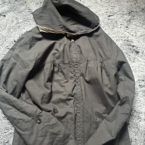 Snygg jacka  - Cool jacka som man kan ha på två olika håll 😼märke vet jag it see inte va de står på lappen i sista bilden 