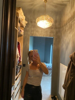 Ginatricot - Jätte söt topp från ginatricot, vit blå randig! Använd fåtal gånger! Köparen står för frakt ! 