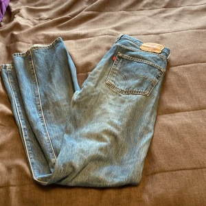 Långa Levi's 501 med knapp-gylf (w:34,l:36) - Byxorna är långa och har en vanlig passform, dom är i bra skick