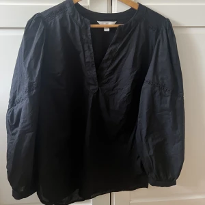 Svart blus  - Snygg svart blus med lite större ärmar och en v-ringning. Fint broderat på ärmarna 💗💗