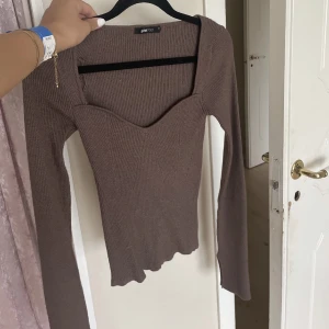 Långarmad tröja - Brun långarmad tröja med öppna armar, använd några fåtal gånger nästan som helt ny🥰