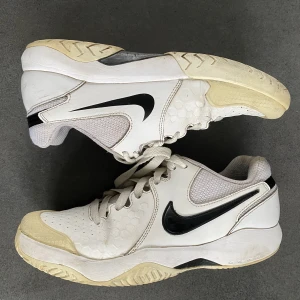Nike vintage sneakers - Hej! Säljer ett par jättefina sneakers från nike! Dem är i bra skick men somsagt är de vintage;)
