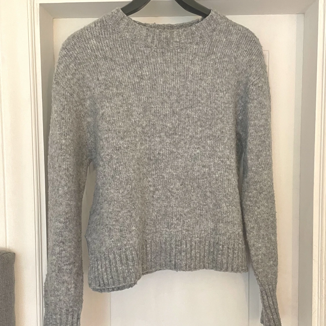 Grå stickad tröja  - 90