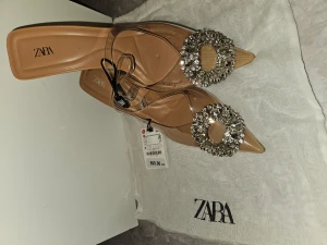 Zara, skor - Superfina skor från zara aldrig använda. Sitter snyggt på foten Hudfärgade med förstärkning vid tårna. Är storlek 39 men känns som en 38a.