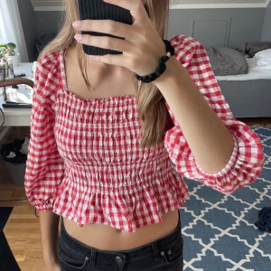 Somrig blus från Lindex - Säljer nu denna super söta blusen som är helt perfekt till sommaren! Den är använd 1 gång och är därför i väldigt bra skick