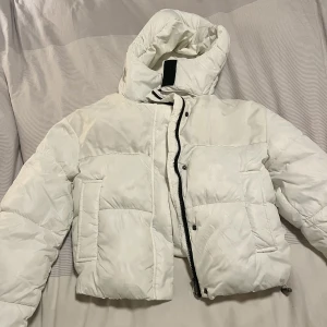 Vit vinterjacka  - Köpt i Frankrike tror jag för några år sedan. Skott snygg att ha men tänk få att den är kortare vid magen. Funkade dok bra för mig när jag åkte skidor. Dok är den inte ämnad för de. Varm också!