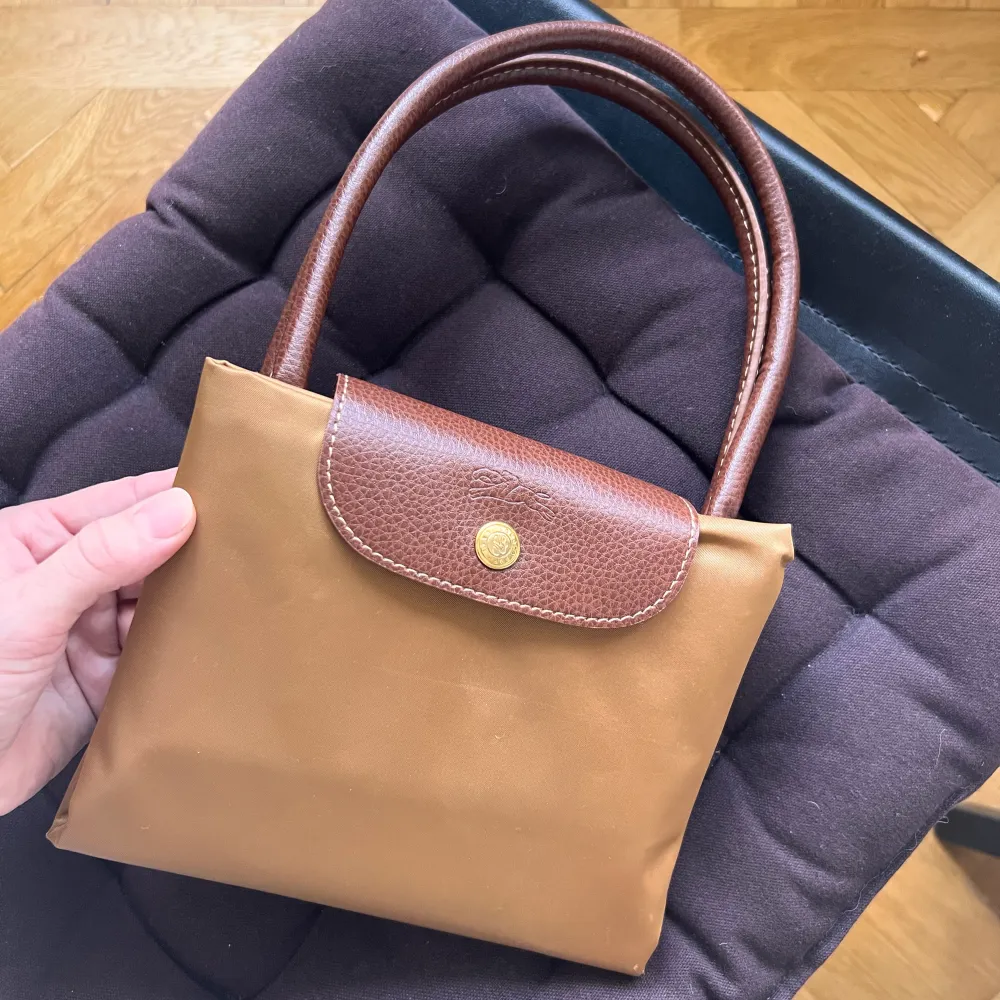 Longchamp väska inköpt på Lundbergs i Borås. Använd ett fåtal gånger, nyskick. Motsvarar Large i size men med medelstora handtag. Nypris 1300:- . Väskor.