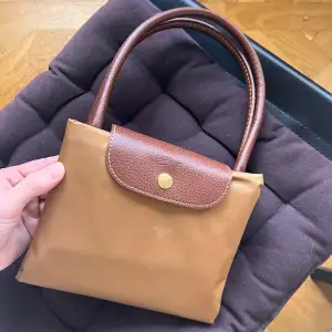 Longchamp väska inköpt på Lundbergs i Borås. Använd ett fåtal gånger, nyskick. Motsvarar Large i size men med medelstora handtag. Nypris 1300:- 