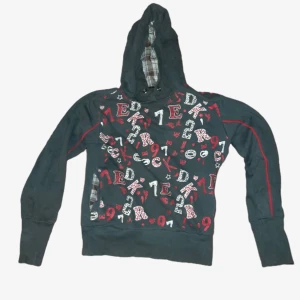 Hoodie med tryck/mönster - Går hoodie med unikt tryck, helt grå på baksidan💪 står ingen storlek men passar mig som brukar bära s, skulle dock rekommendera för någon som bär xs, ok/bra skick