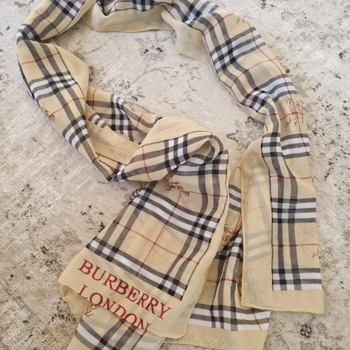 Burberry sjal (ej äkta)