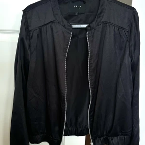 Tunn jacka - Tunn jacka eller tröja att ha över top/linne Från Vila. Nyskick. Storlek M. 