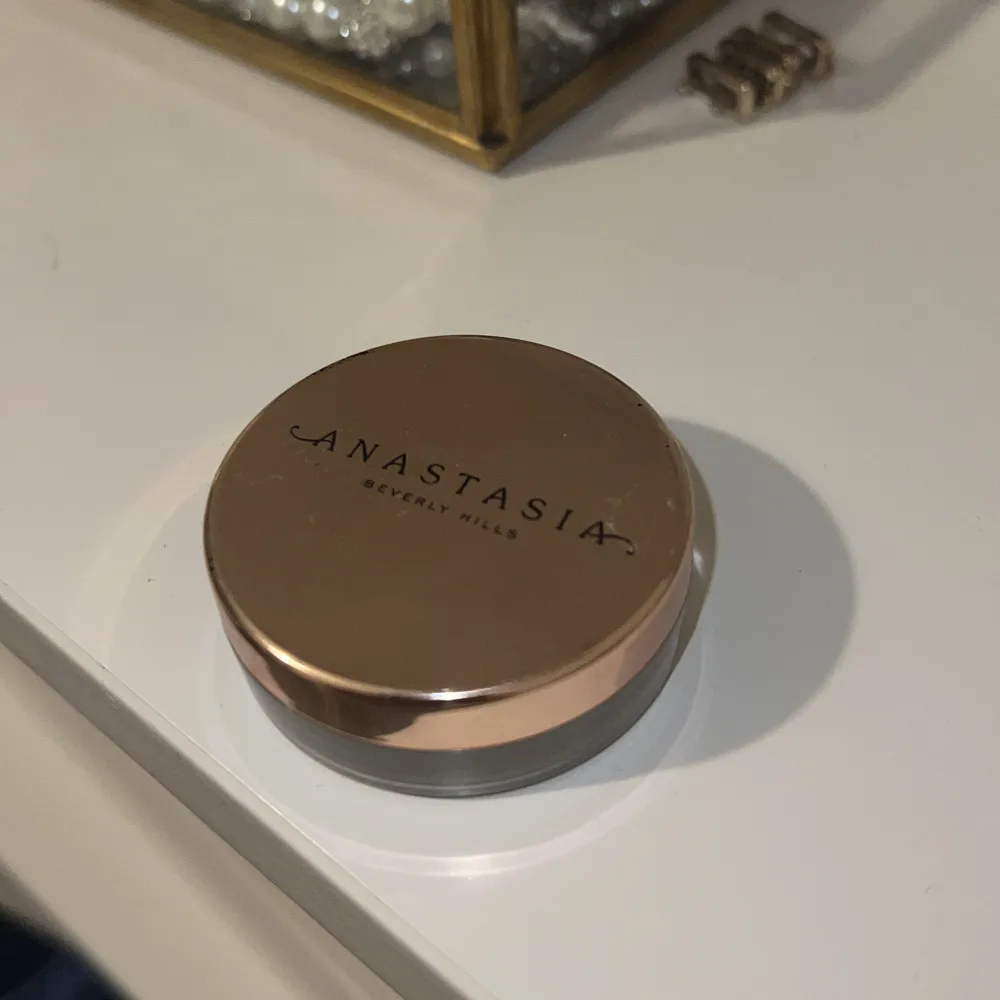 Säljer den populära anastasia brow freeze bryns gelen som sätter brynen på plats hela dagen😍 nypris: 300kr. Mycket är kvar som man ser.. Skönhet.