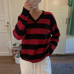 V ringad stickad tröja - Supermysig oversized stickad tröja i mycket bra skick❤️